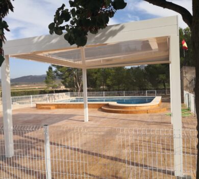 Toldo modelo versátil 32 con techo fijo