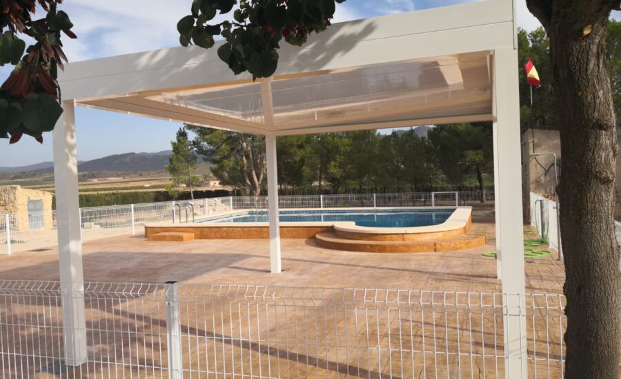 Toldo modelo versátil 32 con techo fijo