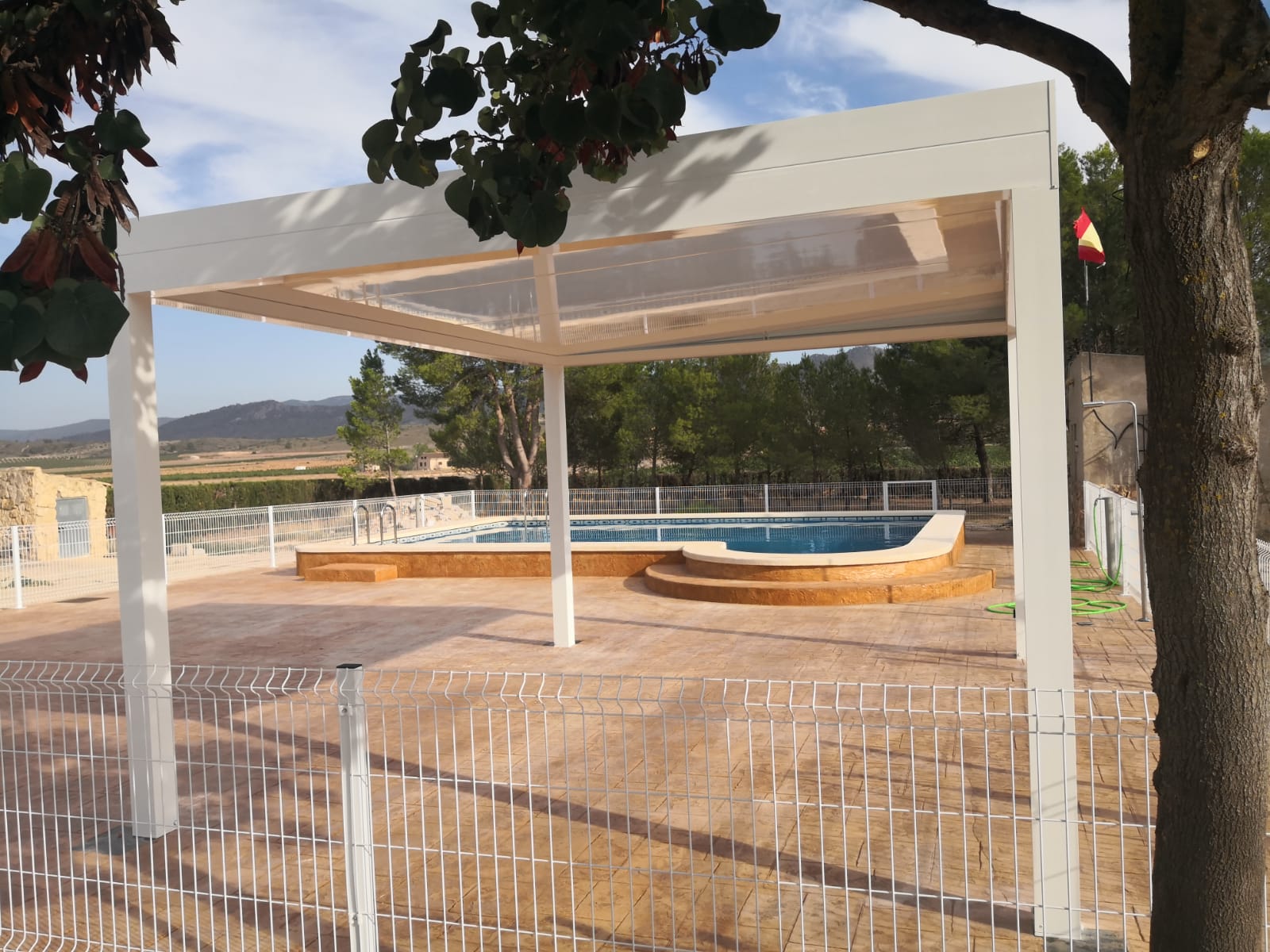 Toldo modelo versátil 32 con techo fijo