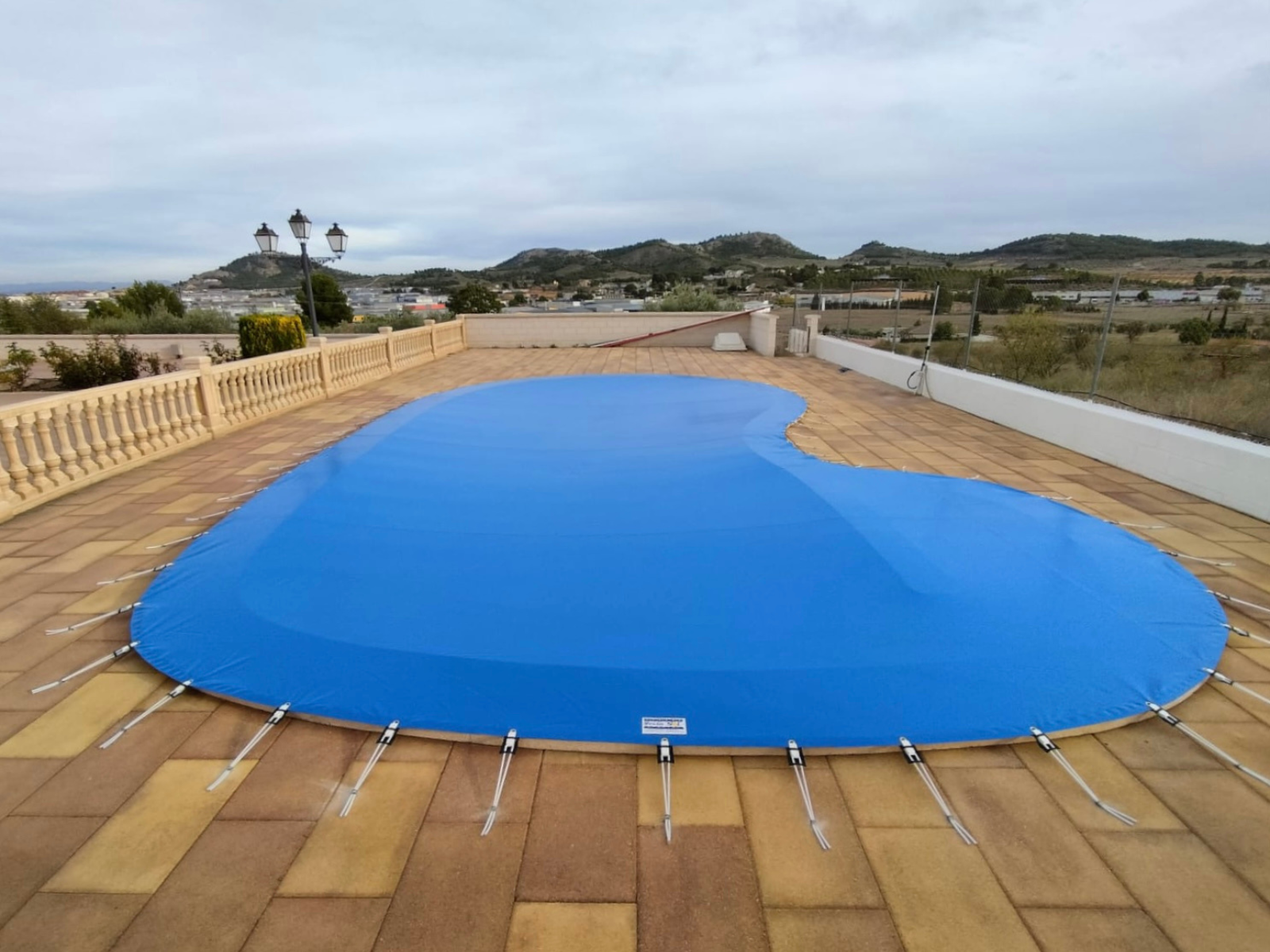 TOLDO VERTICAL CON COFRE