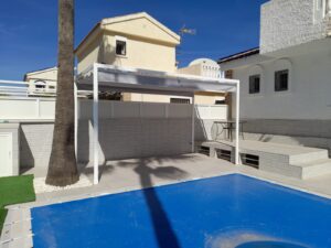 Toldo corredero de palilleria con 4 pilares, y estructura perimetral