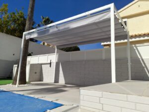 Toldo corredero de palilleria con 4 pilares, y estructura perimetral