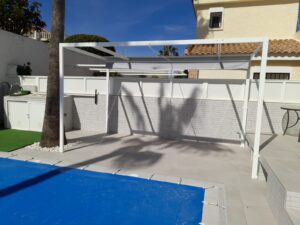Toldo corredero de palilleria con 4 pilares, y estructura perimetral