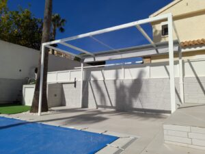 Toldo corredero de palilleria con 4 pilares, y estructura perimetral