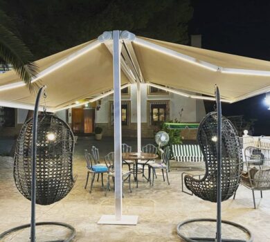 Estructura de Hierro lacado al horno con Toldos Cofre de brazos extensibles