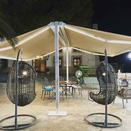 Estructura de Hierro lacado al horno con Toldos Cofre de brazos extensibles