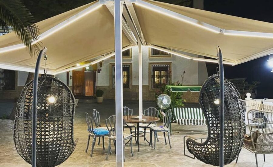 Estructura de Hierro lacado al horno con Toldos Cofre de brazos extensibles