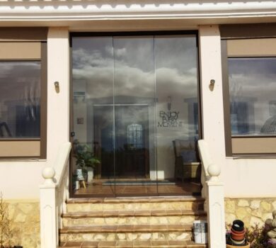 Cerramiento de marquesina con toldos verticales