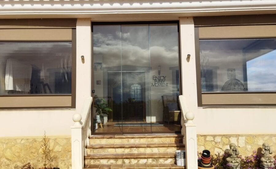 Cerramiento de marquesina con toldos verticales