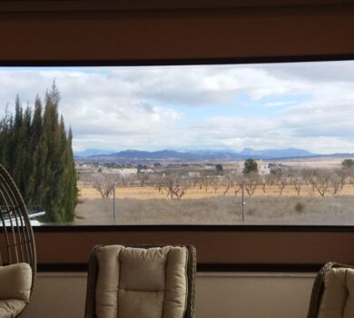 Cerramiento de marquesina con toldos verticales