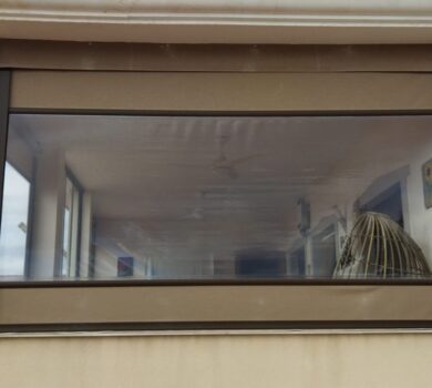 Cerramiento de marquesina con toldos verticales