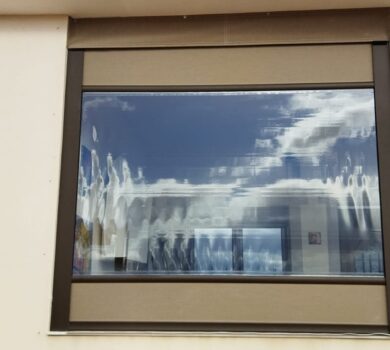 Cerramiento de marquesina con toldos verticales